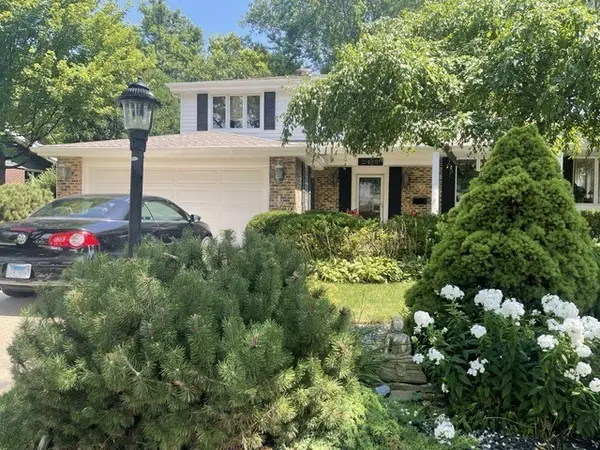 2415 Happy Hollow RD, Glenview, IL 60026