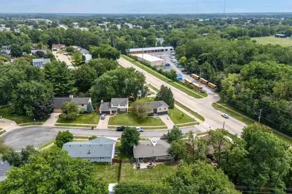 3850 Rolling Wood CT, Bettendorf, IA 52722