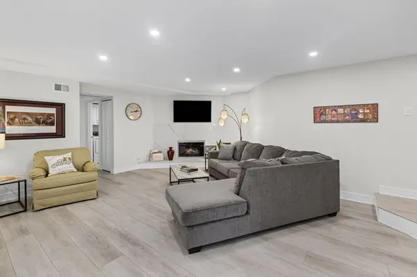 7970 Garfield AVE #102, Burr Ridge, IL 60527