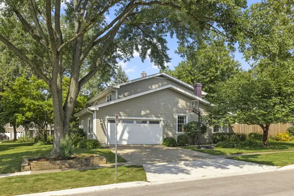 1725 Maple Leaf CT, Wheaton, IL 60187