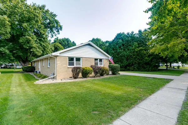 104 E Washington DR, Leroy, IL 61752