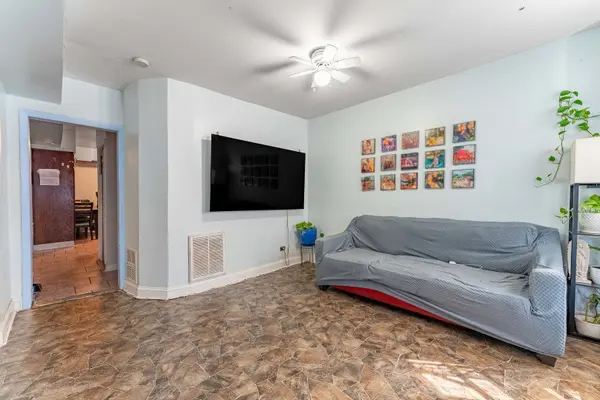 2927 N Avers AVE, Chicago, IL 60618