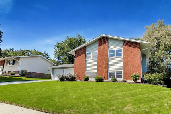 6402 Bradley DR, Woodridge, IL 60517