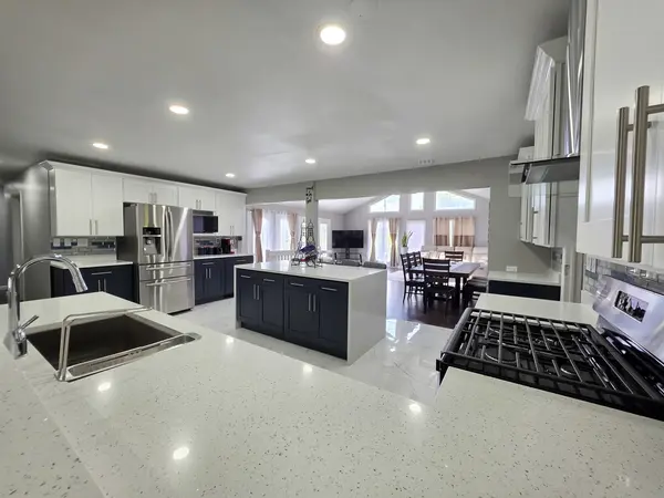 2301 Greenbriar LN, Lindenhurst, IL 60046