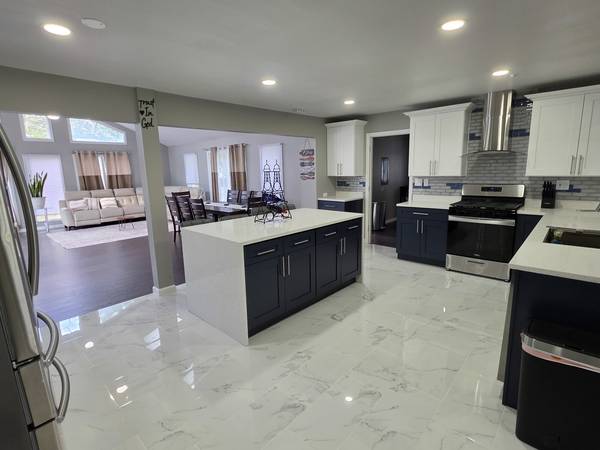 2301 Greenbriar LN, Lindenhurst, IL 60046