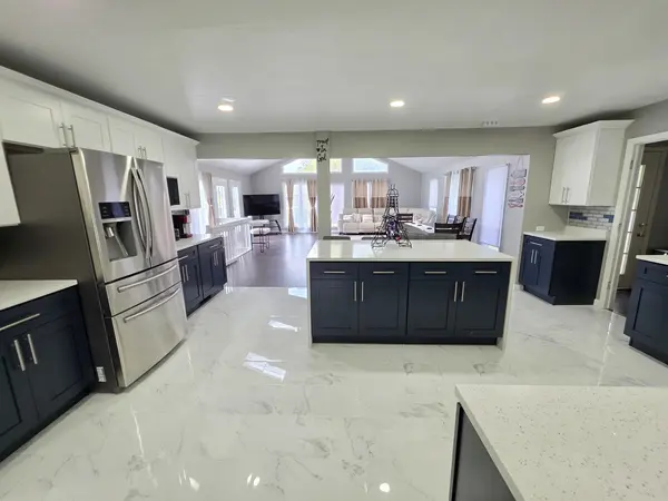 2301 Greenbriar LN, Lindenhurst, IL 60046