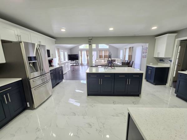 2301 Greenbriar LN, Lindenhurst, IL 60046