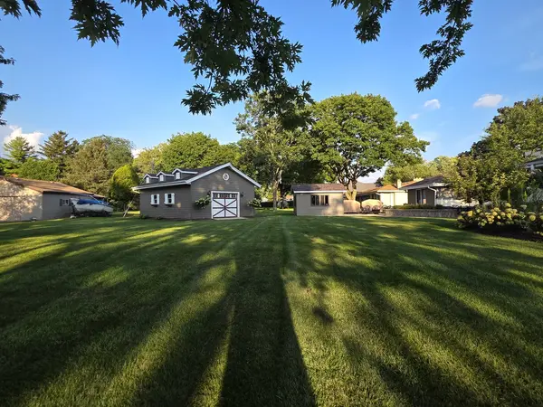 21W302 Woodview DR, Itasca, IL 60143