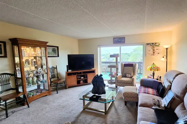 690 Chandler RD #408, Gurnee, IL 60031