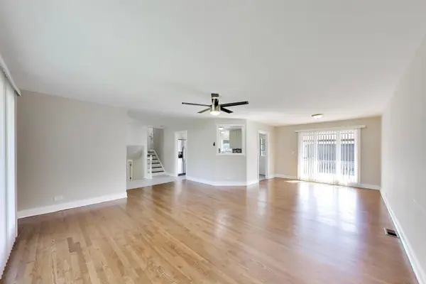 655 Thornwood DR, Buffalo Grove, IL 60089