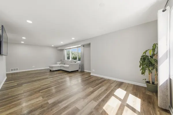 790 Evergreen LN, Hoffman Estates, IL 60169
