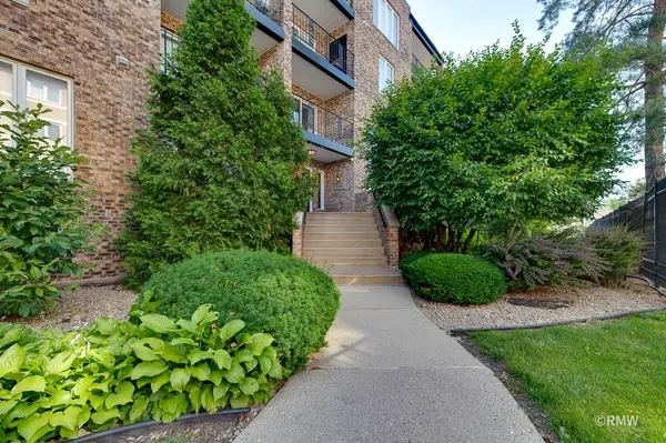467 Hiawatha TRL #106, Wood Dale, IL 60191