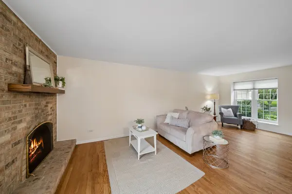 1969 Wexford CIR, Wheaton, IL 60189