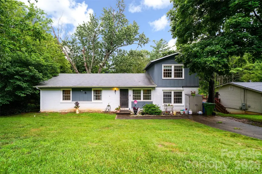 6 Hillview CIR, Asheville, NC 28805