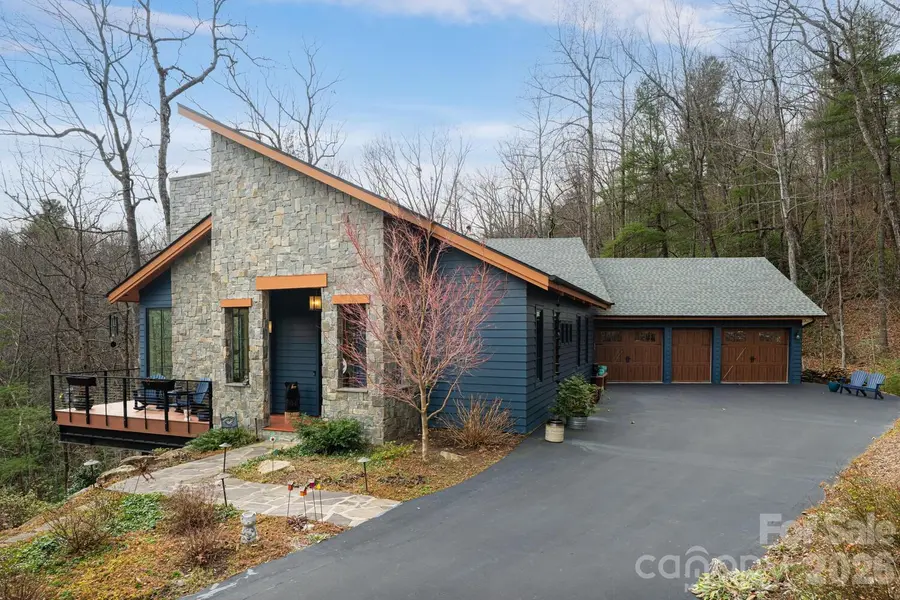 208 Glenroy CT, Flat Rock, NC 28731