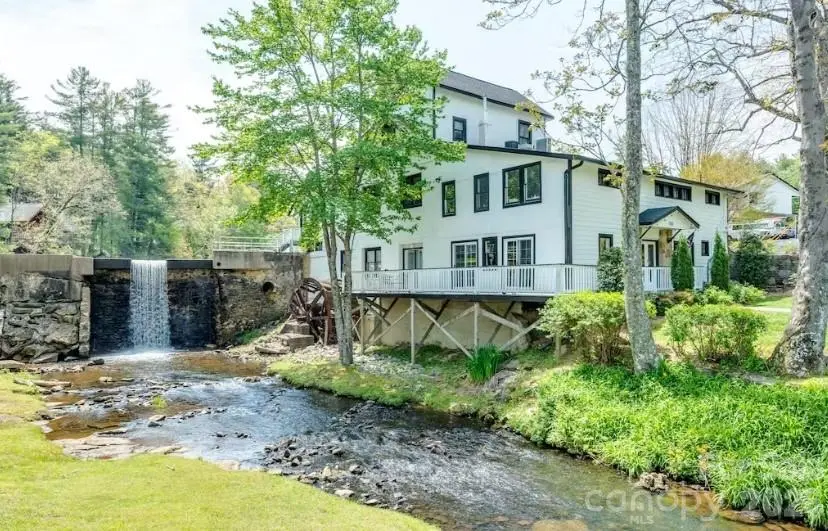 1150 W Blue Ridge RD, Flat Rock, NC 28731