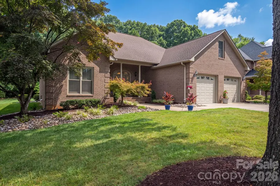 725 Hanna Woods DR, Cramerton, NC 28032
