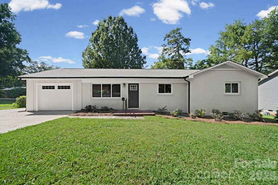 1041 Watts DR, Charlotte, NC 28216