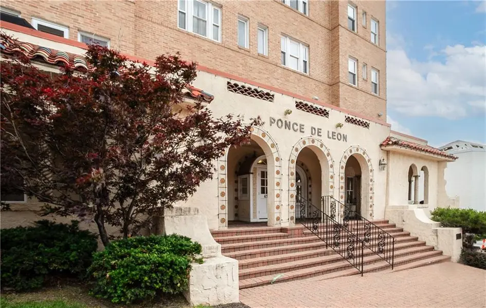 4555 MAIN ST #204, Kansas City, MO 64111