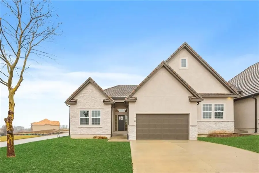 718 NE Lone Hill DR #A, Lee's Summit, MO 64064