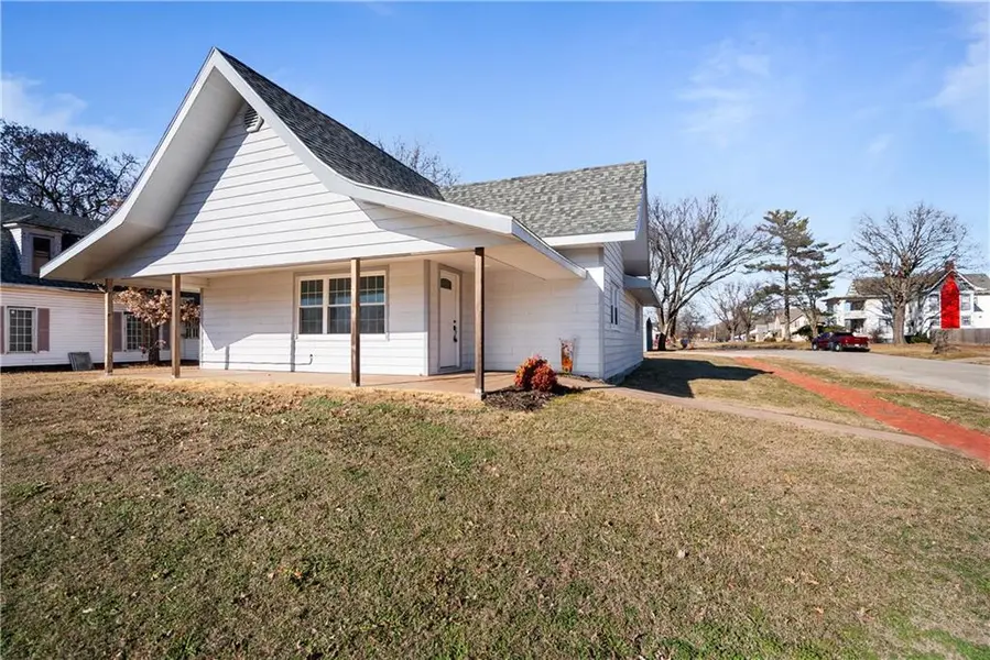 611 E 5th AVE, Caney, KS 67333