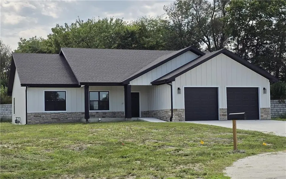 1007 George CT, Effingham, KS 66023