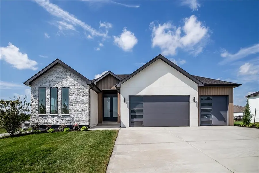 2604 NE Crestview ST, Blue Springs, MO 64029