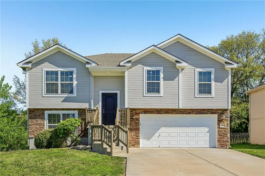 1614 NW Hilltop LN, Grain Valley, MO 64029