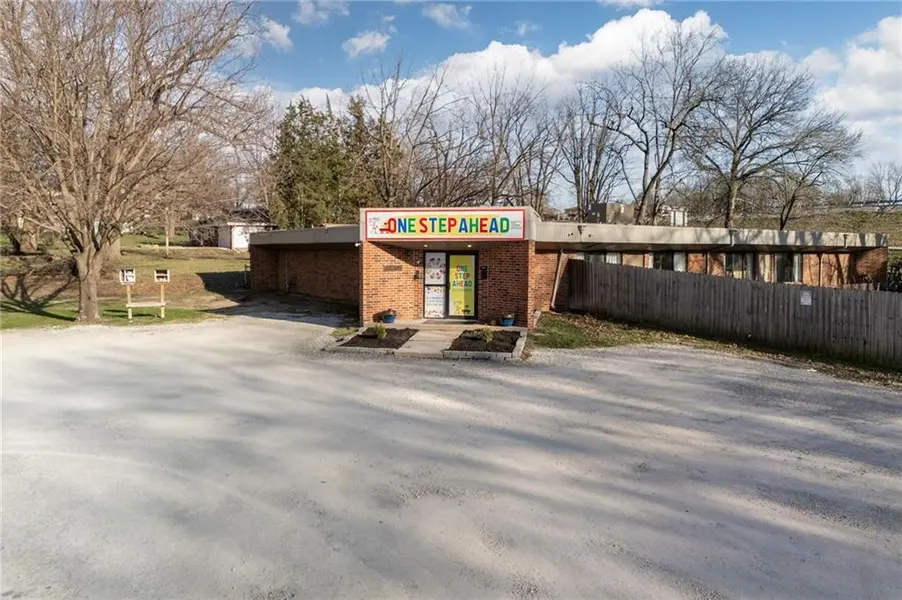 3712 Pacific ST, St Joseph, MO 64507