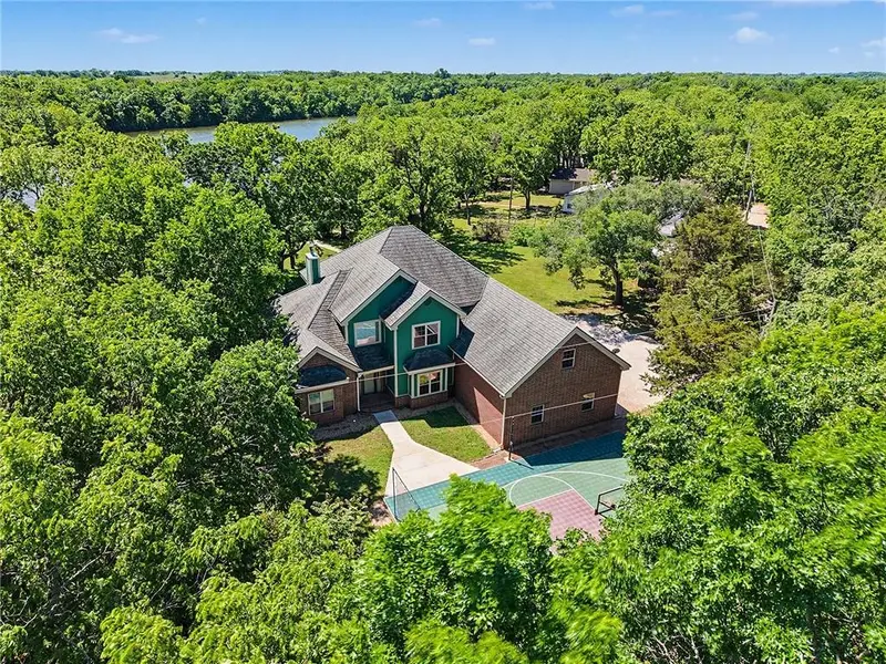 58 W Lake RD, Farlington, KS 66734