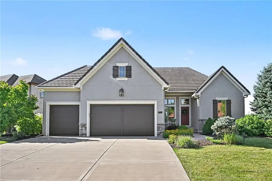 8245 Westlake DR, Parkville, MO 64152