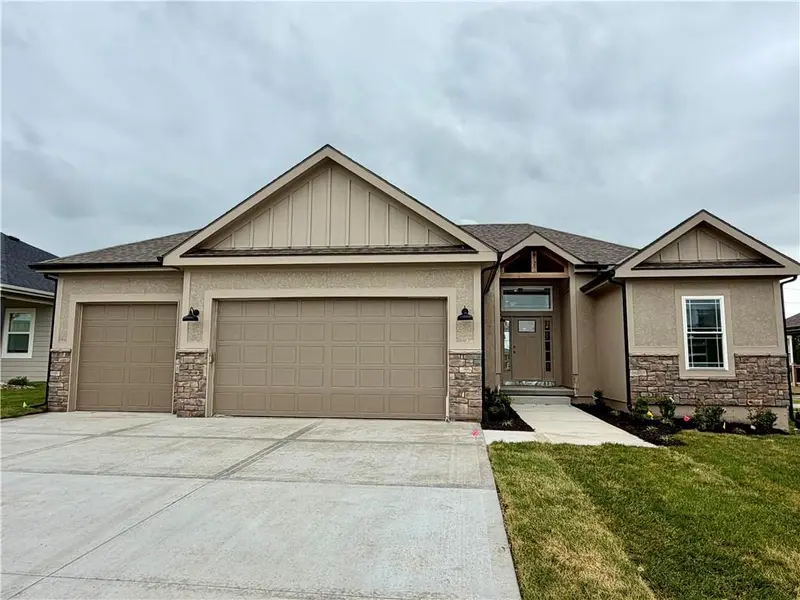 504 Skyview LN, Liberty, MO 64068