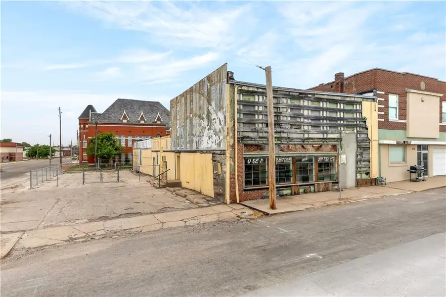 520 S 8th ST, St Joseph, MO 64501