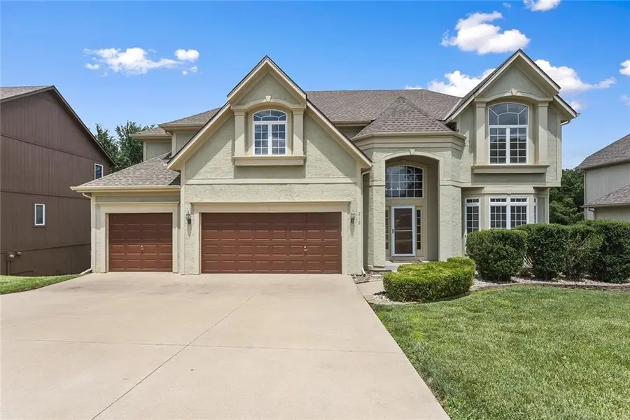 212 NE Hidden Ridge LN, Lee's Summit, MO 64064