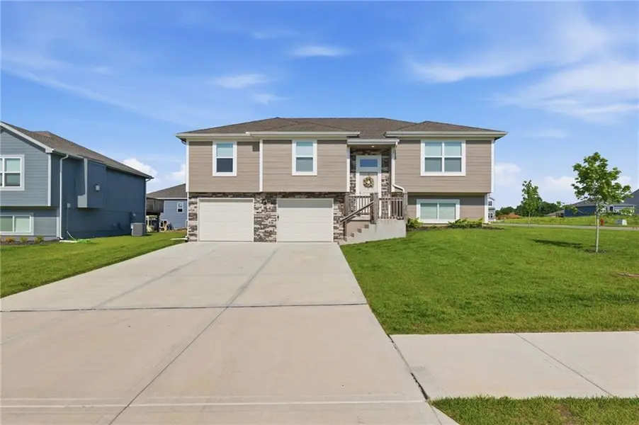 700 Summer Dawn CIR, Belton, MO 64012