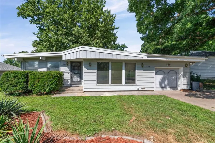 6104 N Garfield AVE, Gladstone, MO 64118