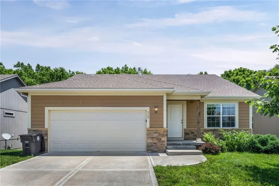 717 Samantha LN, Belton, MO 64012