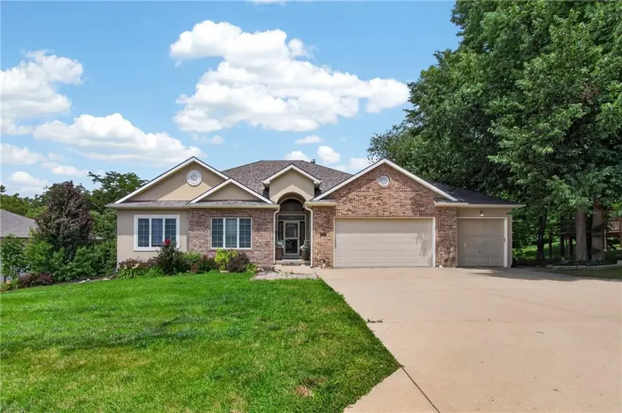 10402 NW River Hills DR, Parkville, MO 64152