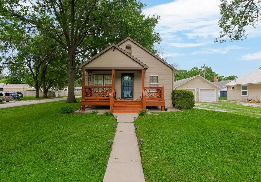 601 S Peoria ST, Louisburg, KS 66053