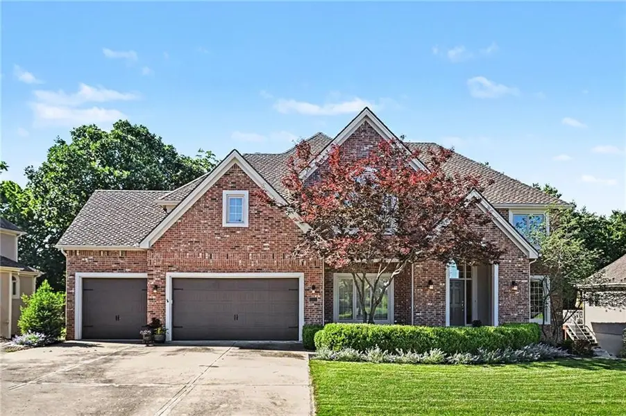 8033 Clearwater DR, Parkville, MO 64152
