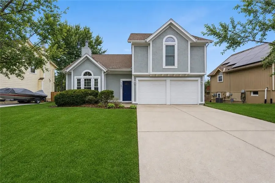 1181 E Meadow LN, Olathe, KS 66062