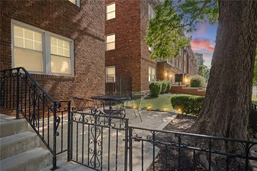 212 Emanuel Cleaver II BLVD #2 West, Kansas City, MO 64112