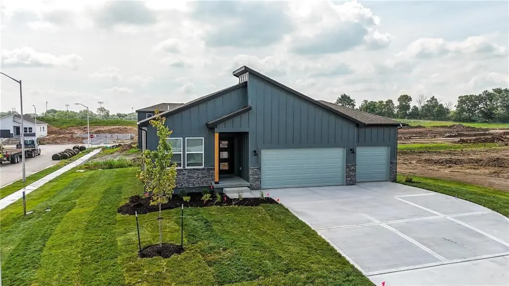 9014 SW 4TH ST, Blue Springs, MO 64064