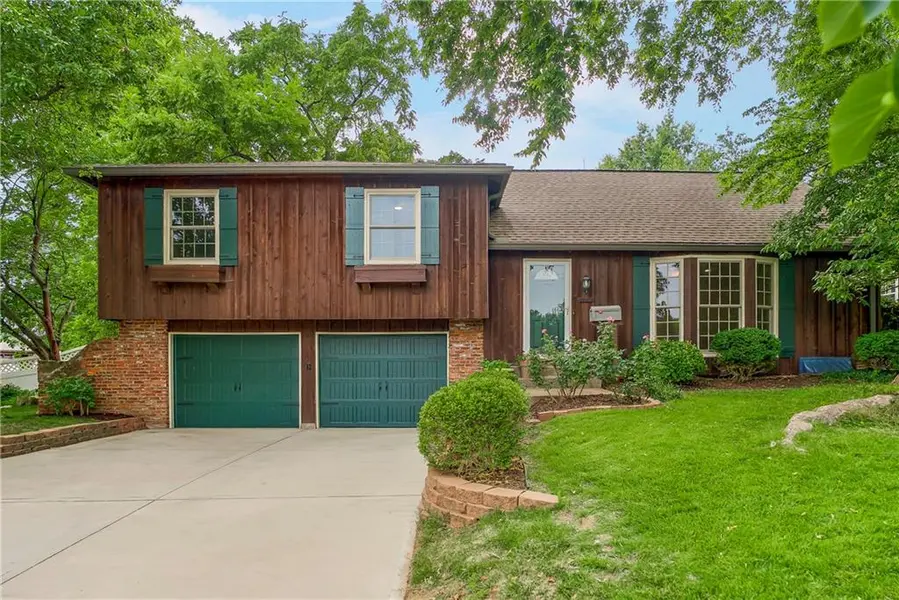 10006 Linden ST, Overland Park, KS 66207