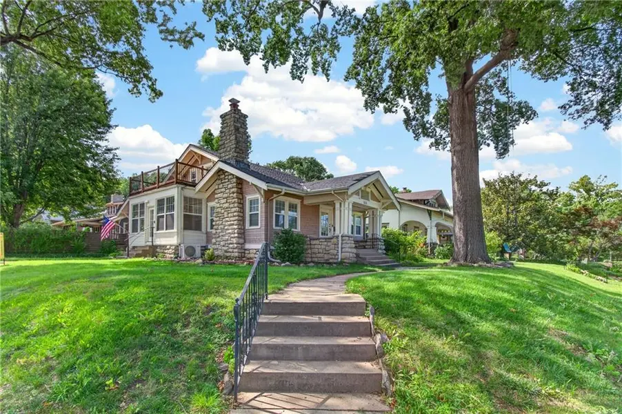 5850 Brookside BLVD, Kansas City, MO 64113