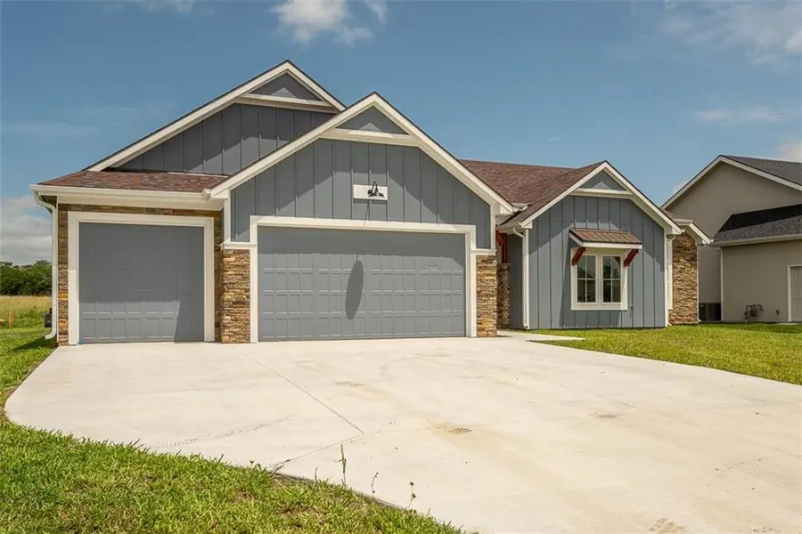 1018 Bluestem CIR, Baldwin City, KS 66006