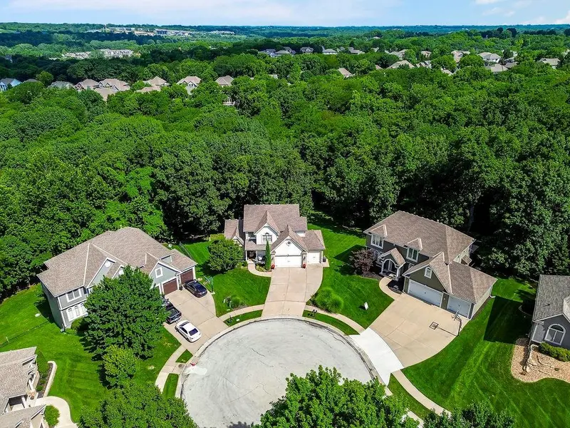 14480 NW 64th TER, Parkville, MO 64152