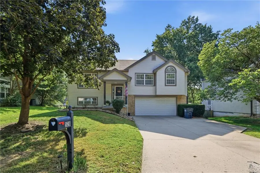 528 NW 41st ST, Blue Springs, MO 64015