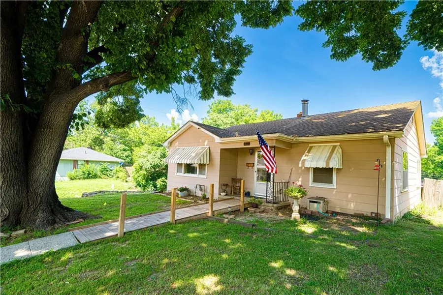 1501 S 20th ST #W, St Joseph, MO 64507