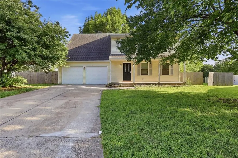 201 N Poplar DR, Gardner, KS 66030